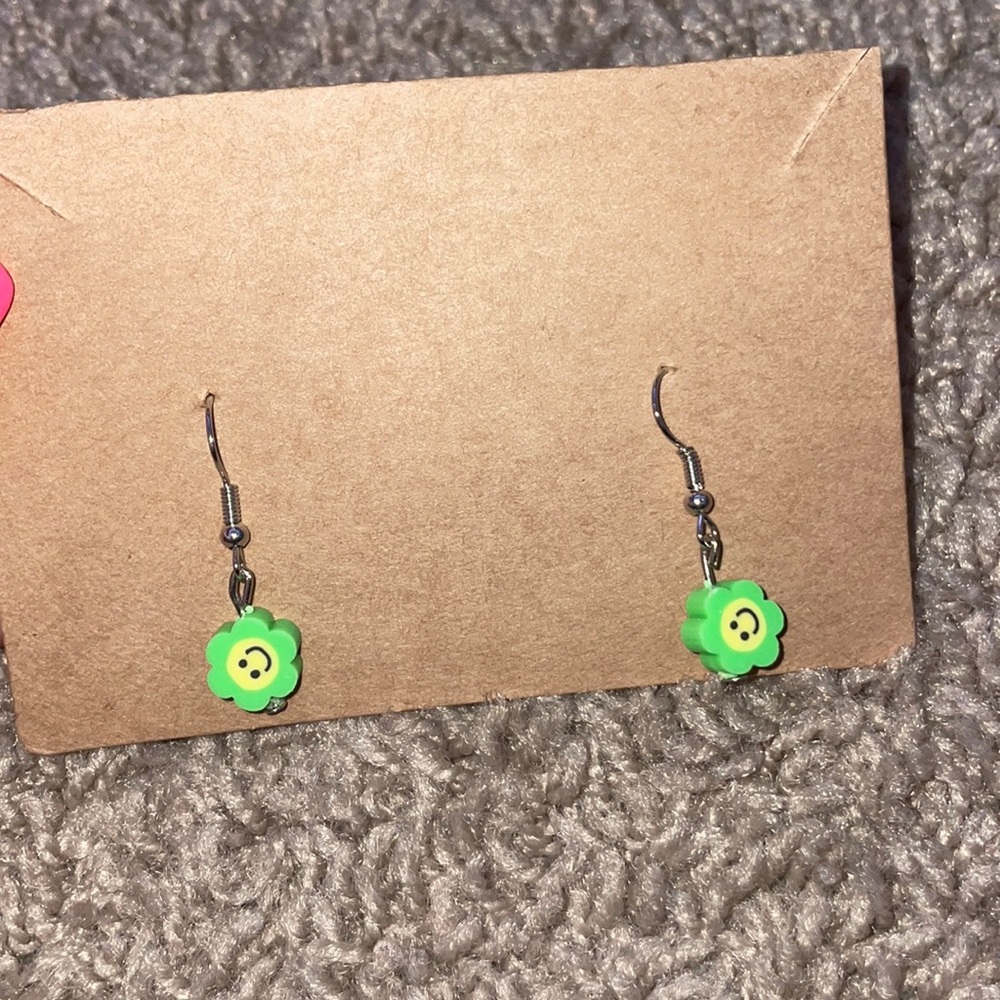 green flower earrings!